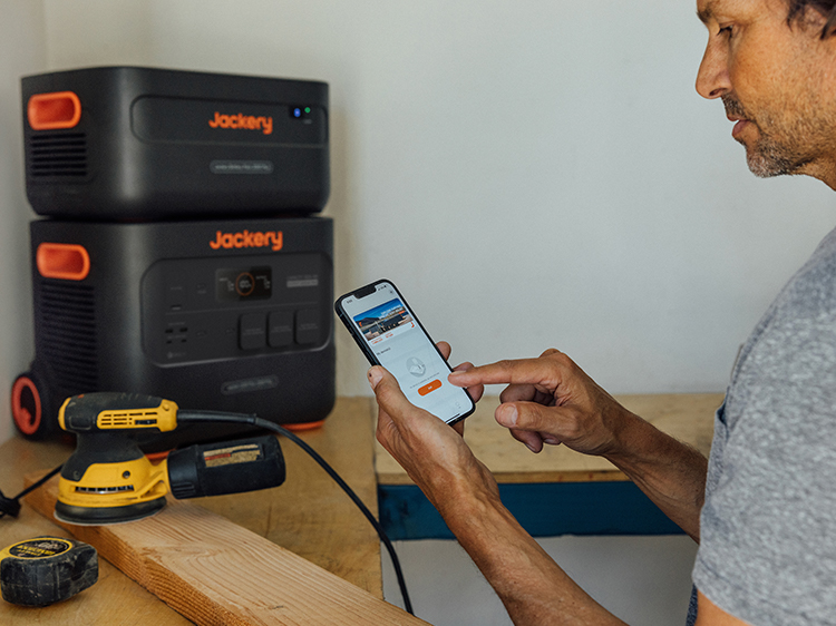 Jackery Solar Generator 2000 Plus-12